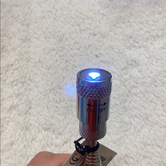 π Extendable Magnet/LED flashlight gadget - Picture 3 of 4